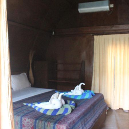 Coral Beach Pizza Cottages Gili Trawangan Exteriör bild