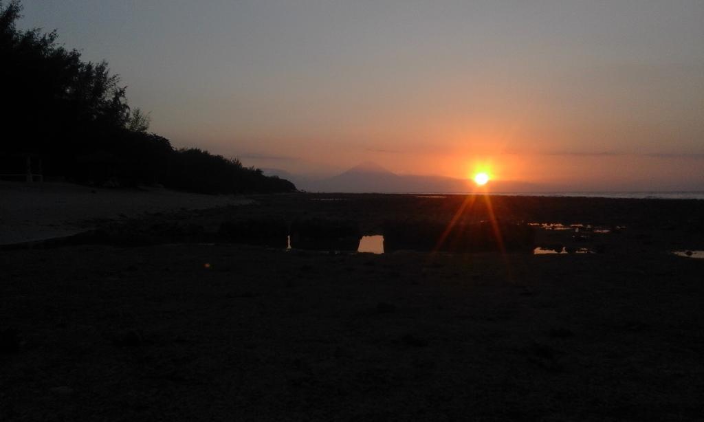 Coral Beach Pizza Cottages Gili Trawangan Exteriör bild