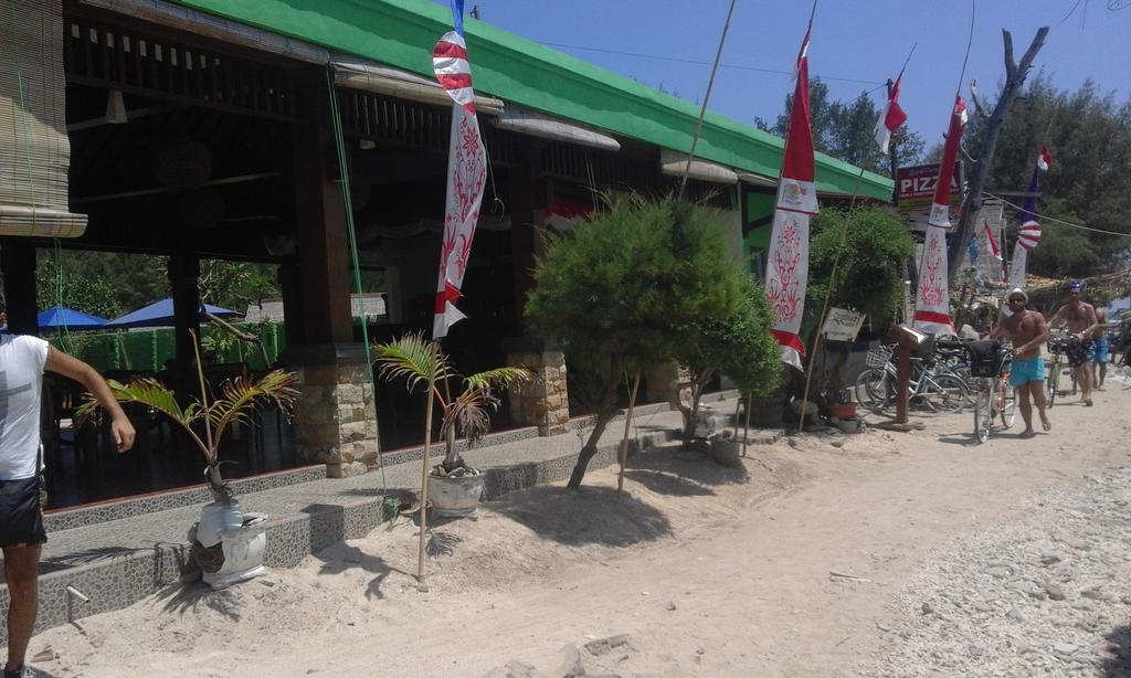 Coral Beach Pizza Cottages Gili Trawangan Exteriör bild