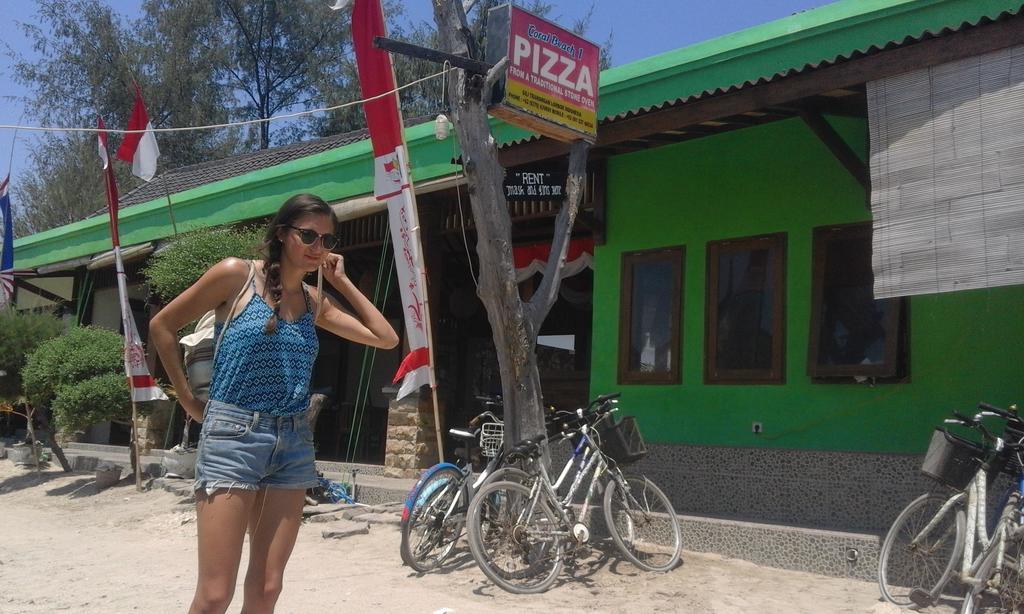 Coral Beach Pizza Cottages Gili Trawangan Exteriör bild
