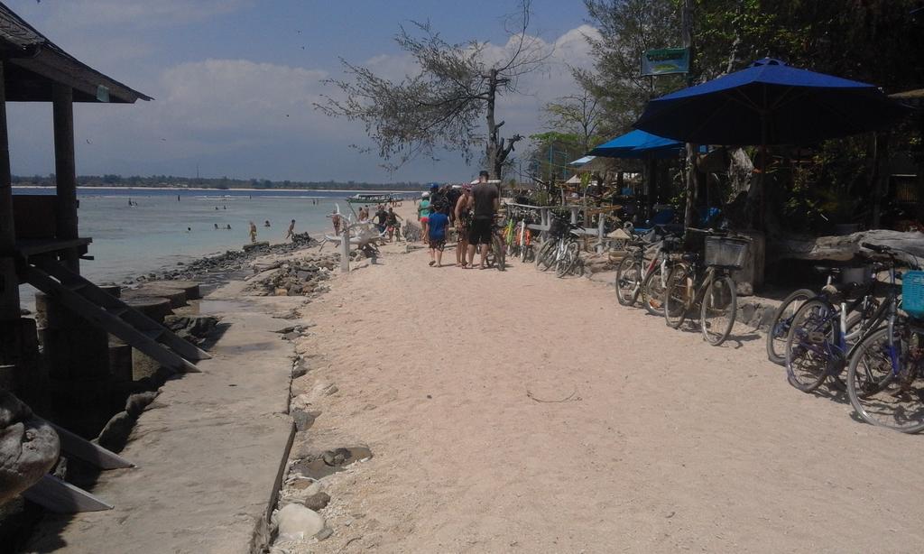 Coral Beach Pizza Cottages Gili Trawangan Exteriör bild