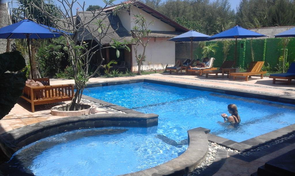 Coral Beach Pizza Cottages Gili Trawangan Exteriör bild