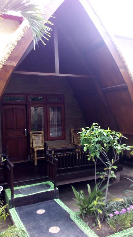 Coral Beach Pizza Cottages Gili Trawangan Exteriör bild