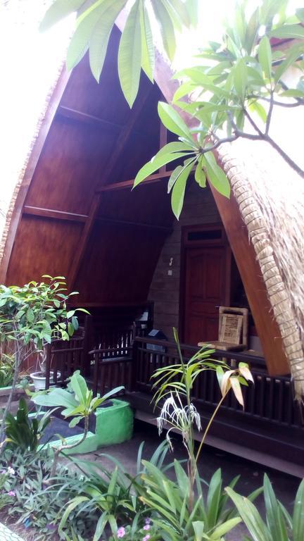 Coral Beach Pizza Cottages Gili Trawangan Exteriör bild