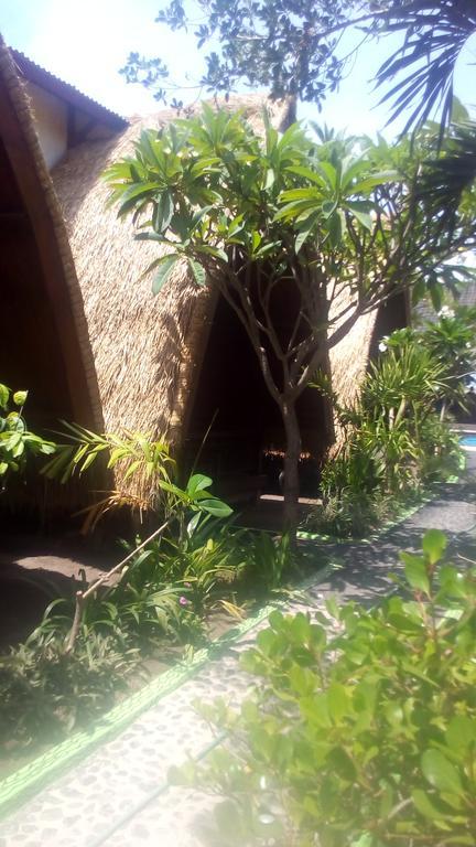 Coral Beach Pizza Cottages Gili Trawangan Exteriör bild