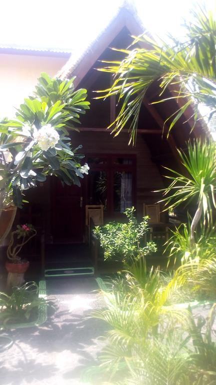 Coral Beach Pizza Cottages Gili Trawangan Exteriör bild