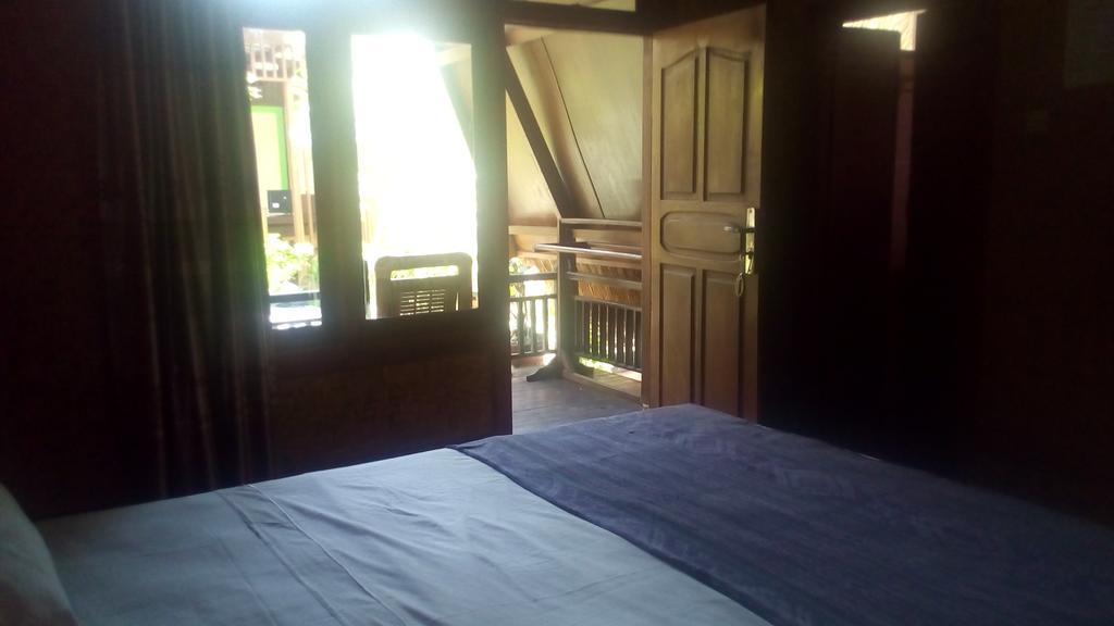 Coral Beach Pizza Cottages Gili Trawangan Exteriör bild