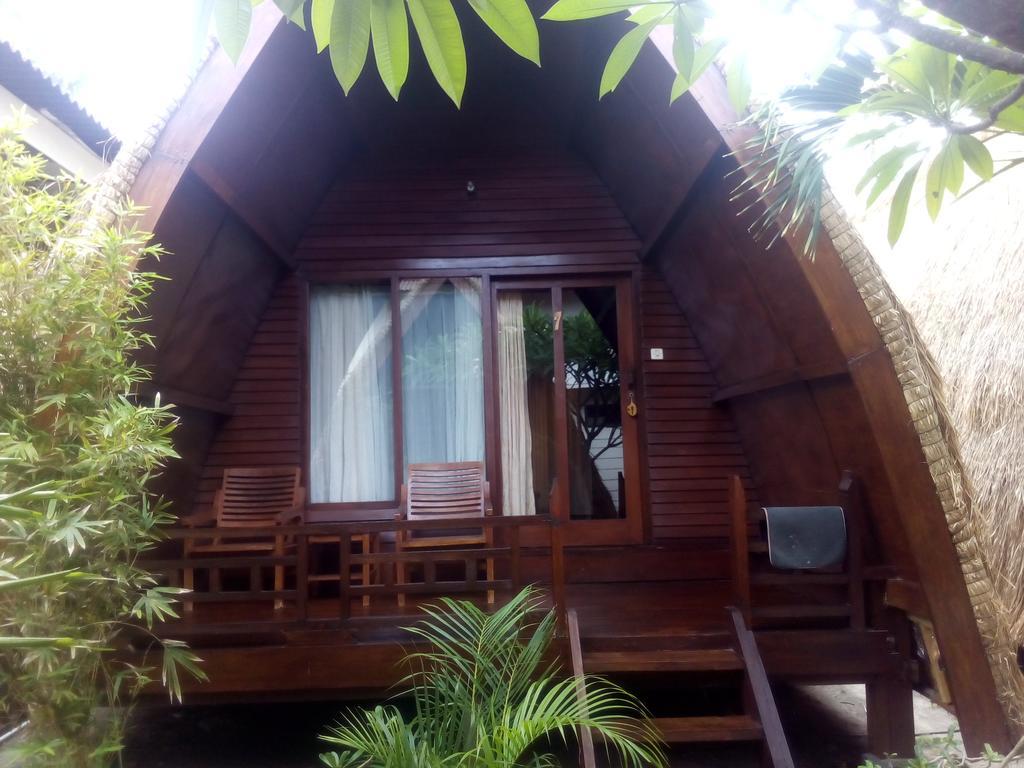 Coral Beach Pizza Cottages Gili Trawangan Exteriör bild