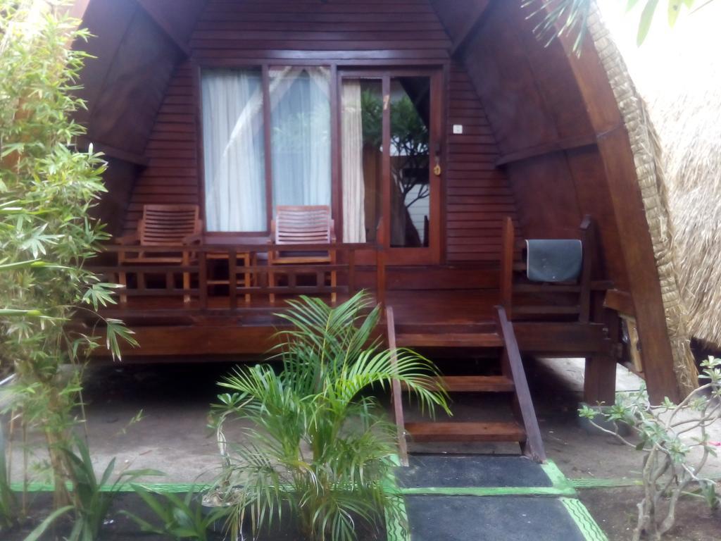 Coral Beach Pizza Cottages Gili Trawangan Exteriör bild