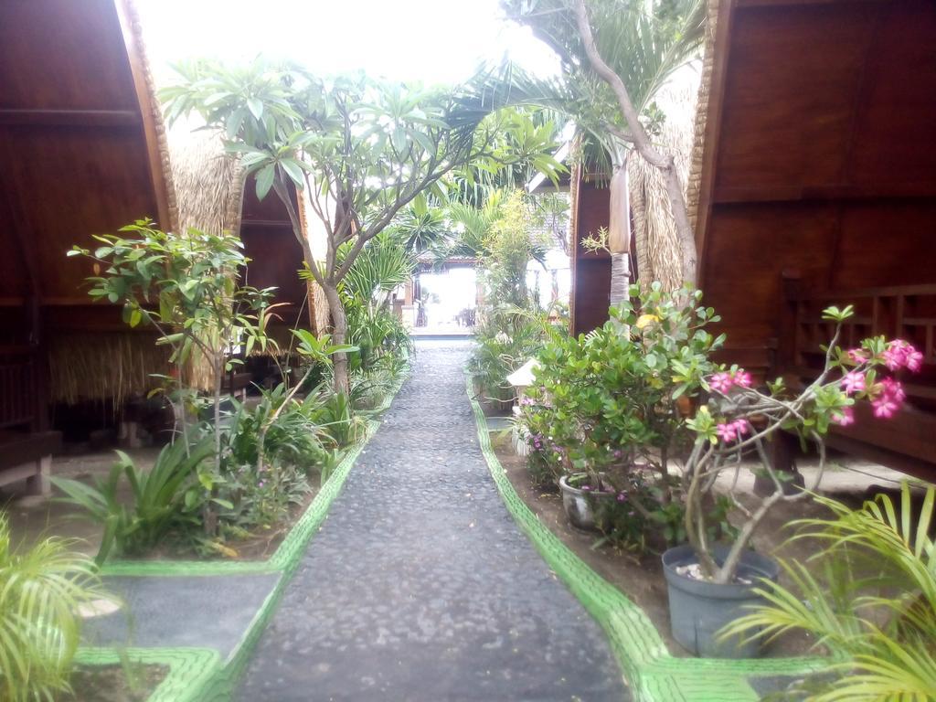 Coral Beach Pizza Cottages Gili Trawangan Exteriör bild