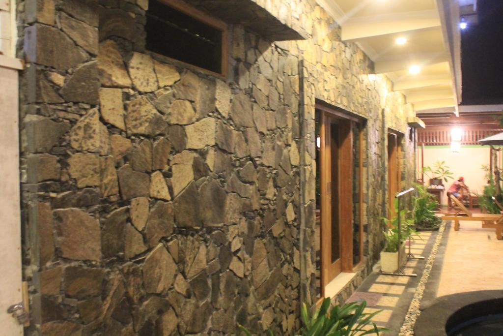 Coral Beach Pizza Cottages Gili Trawangan Exteriör bild