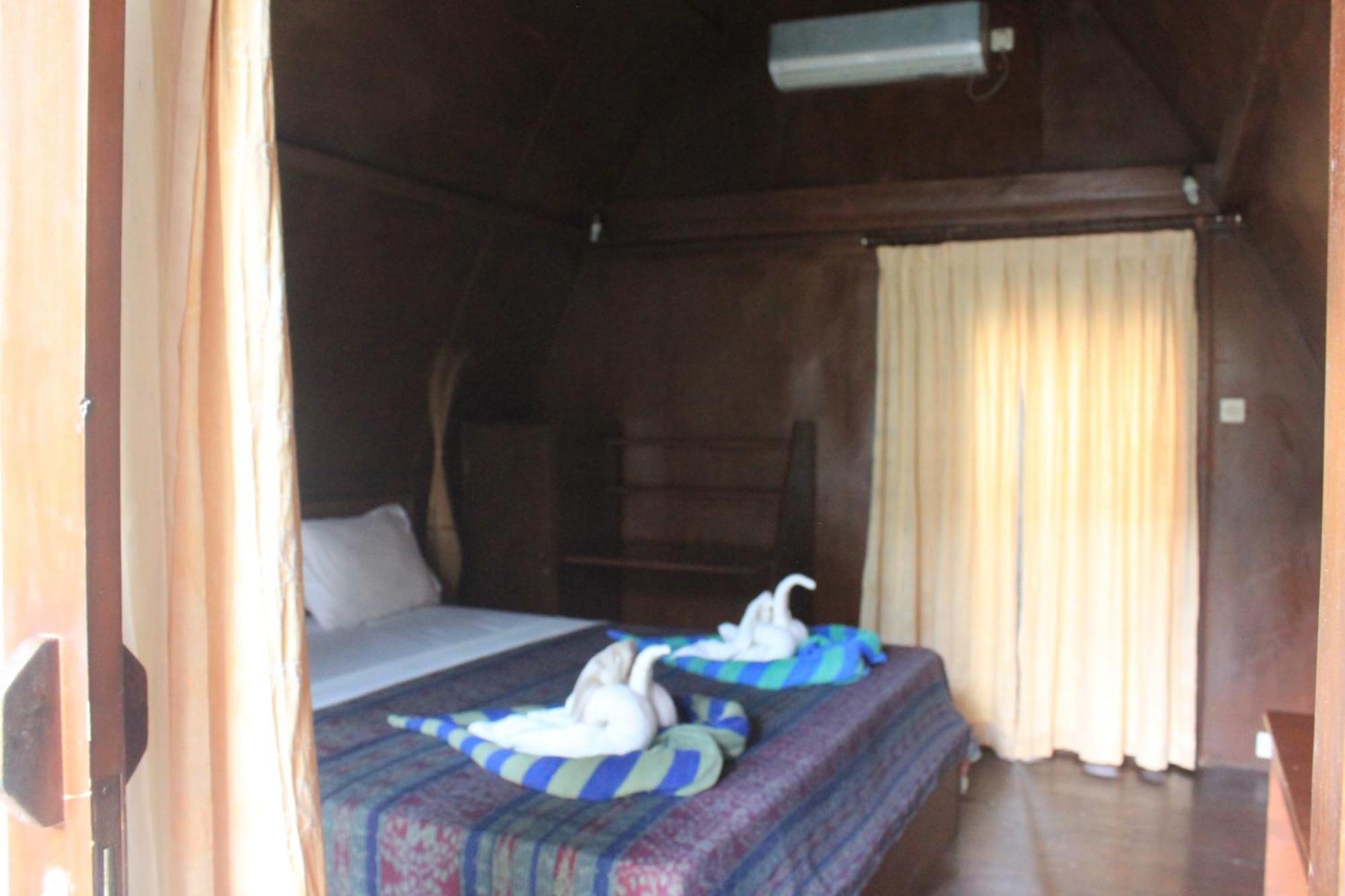 Coral Beach Pizza Cottages Gili Trawangan Exteriör bild