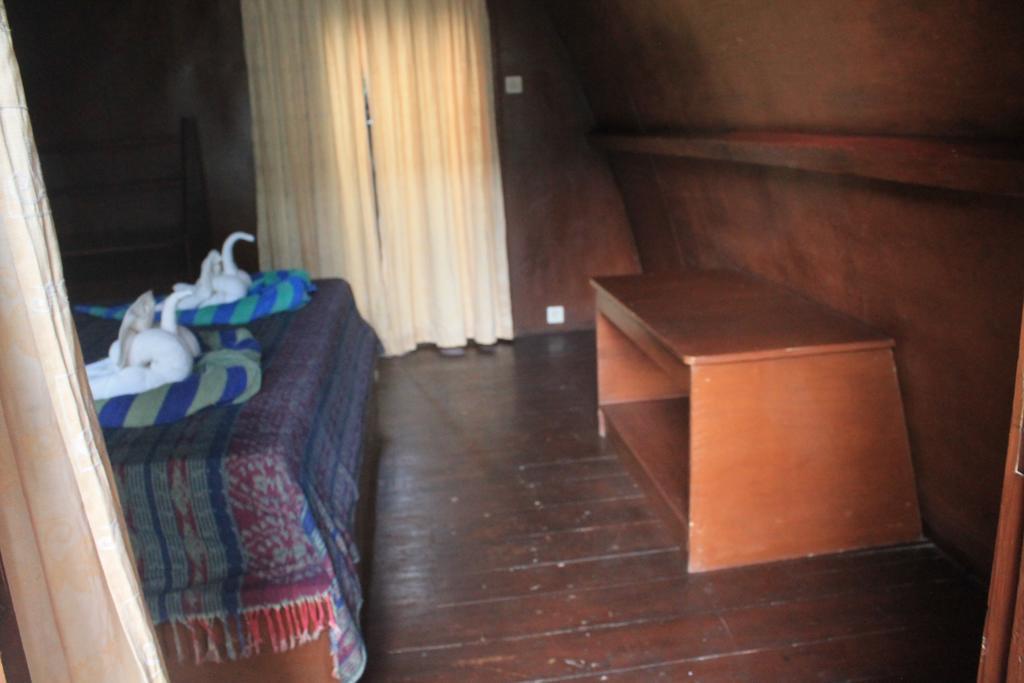 Coral Beach Pizza Cottages Gili Trawangan Exteriör bild