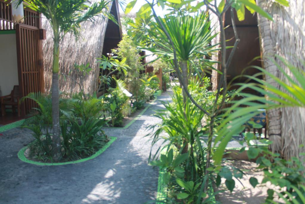 Coral Beach Pizza Cottages Gili Trawangan Exteriör bild