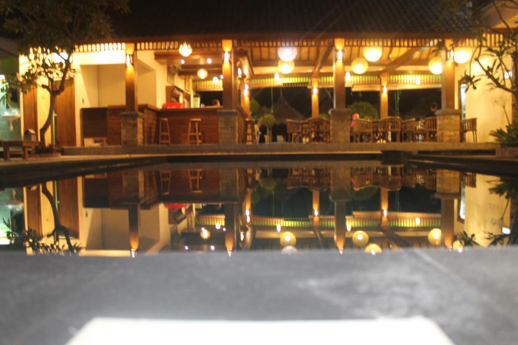 Coral Beach Pizza Cottages Gili Trawangan Exteriör bild