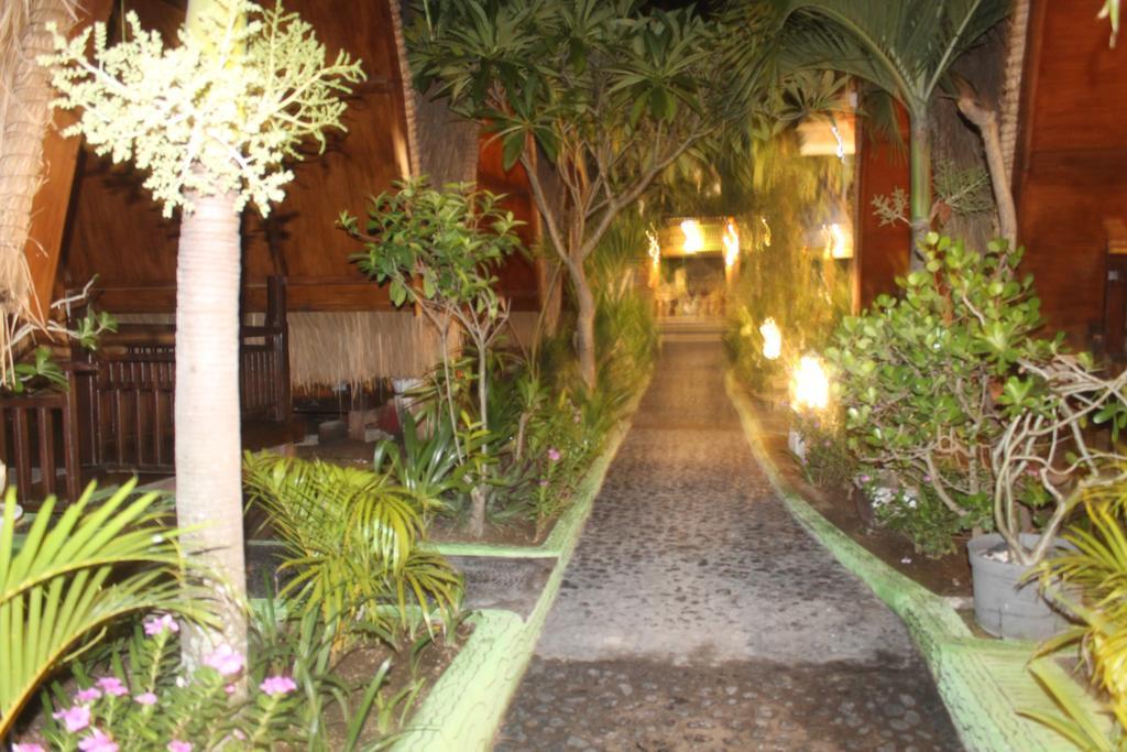Coral Beach Pizza Cottages Gili Trawangan Exteriör bild