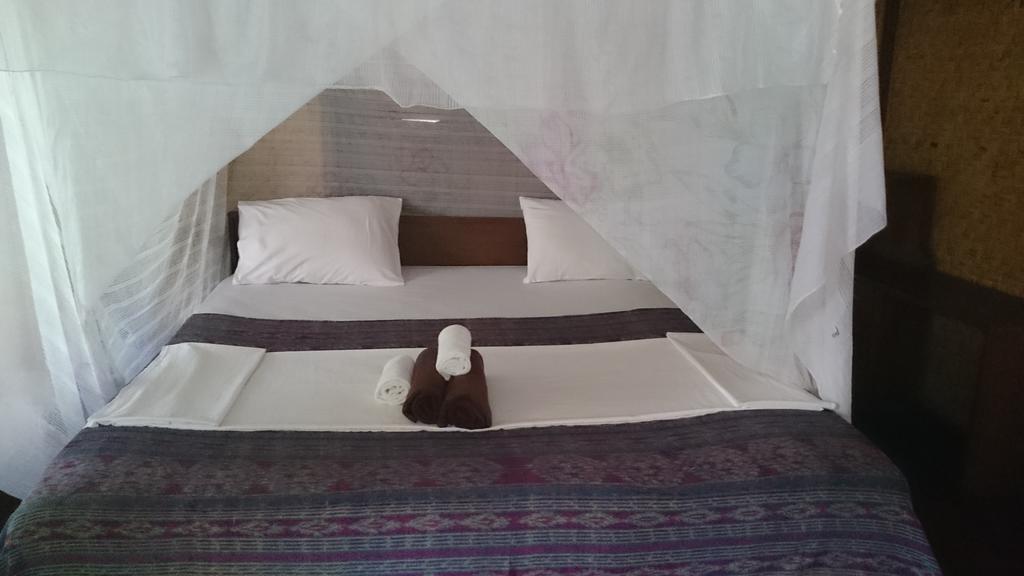 Coral Beach Pizza Cottages Gili Trawangan Exteriör bild