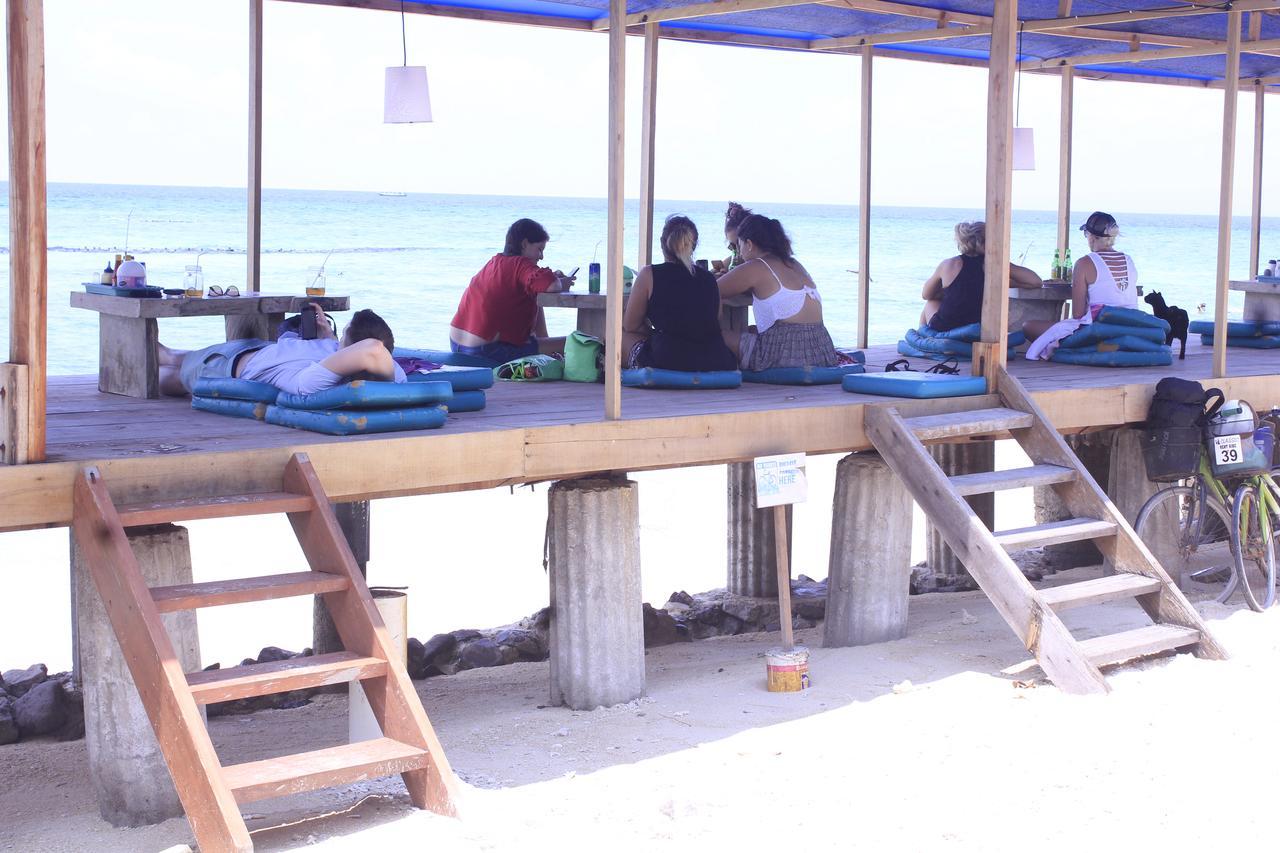 Coral Beach Pizza Cottages Gili Trawangan Exteriör bild