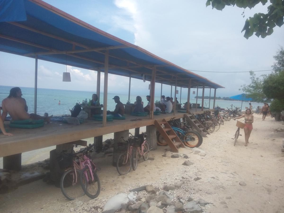 Coral Beach Pizza Cottages Gili Trawangan Exteriör bild