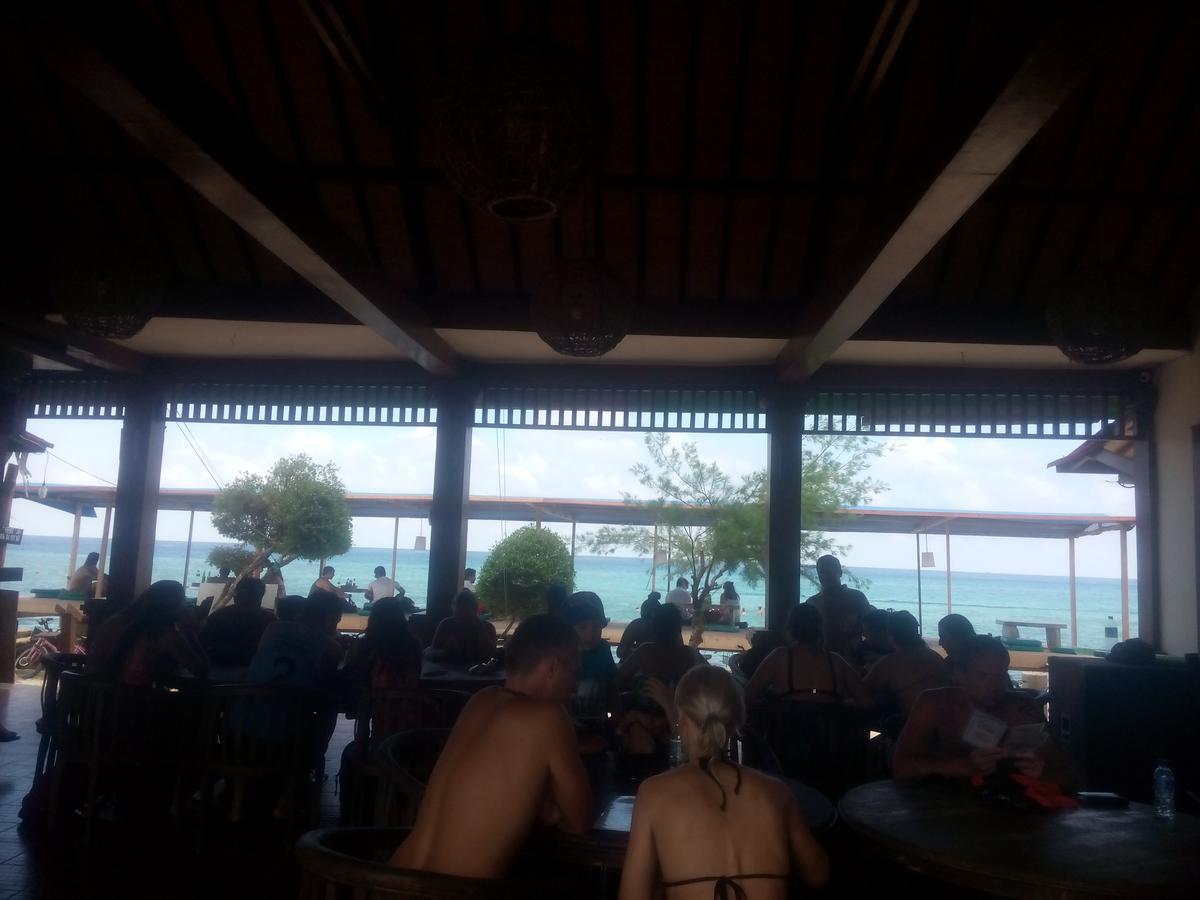 Coral Beach Pizza Cottages Gili Trawangan Exteriör bild